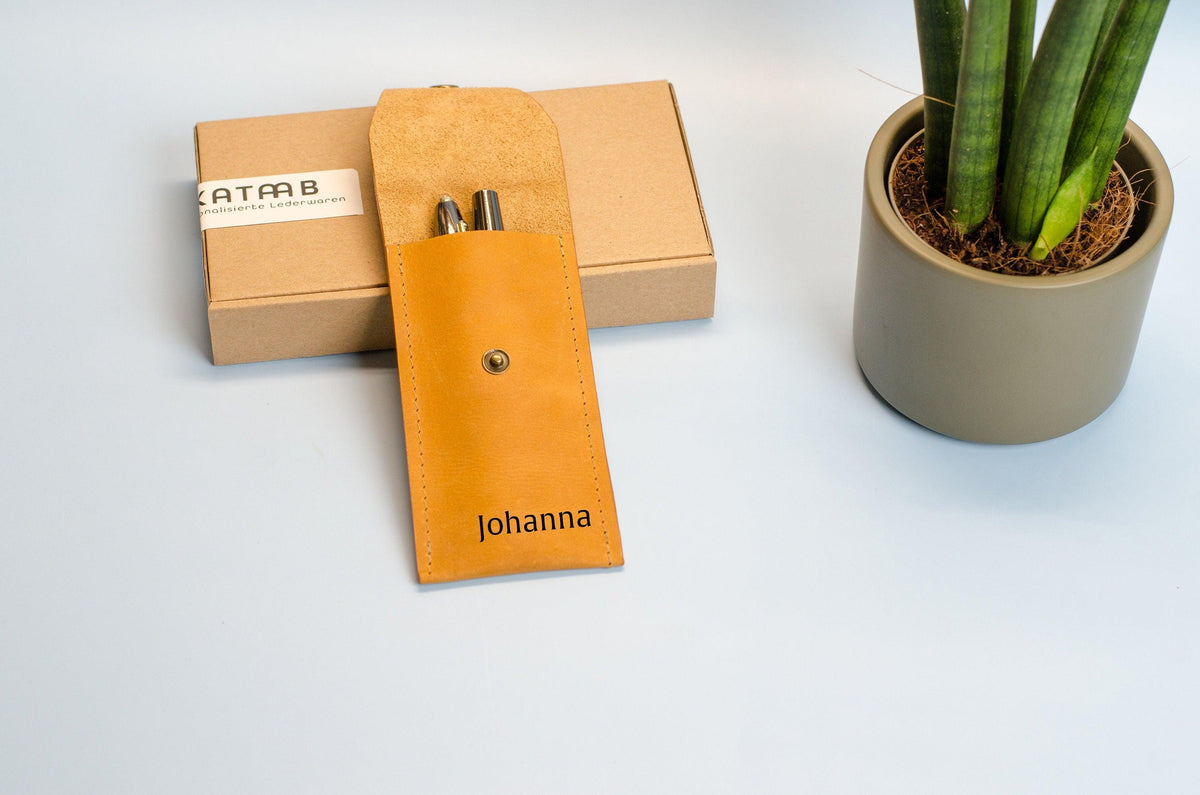 Leder Stiftetui in Orange – Handgefertigt in Berlin | Geschenk für Schreibliebhaber | KATAAB