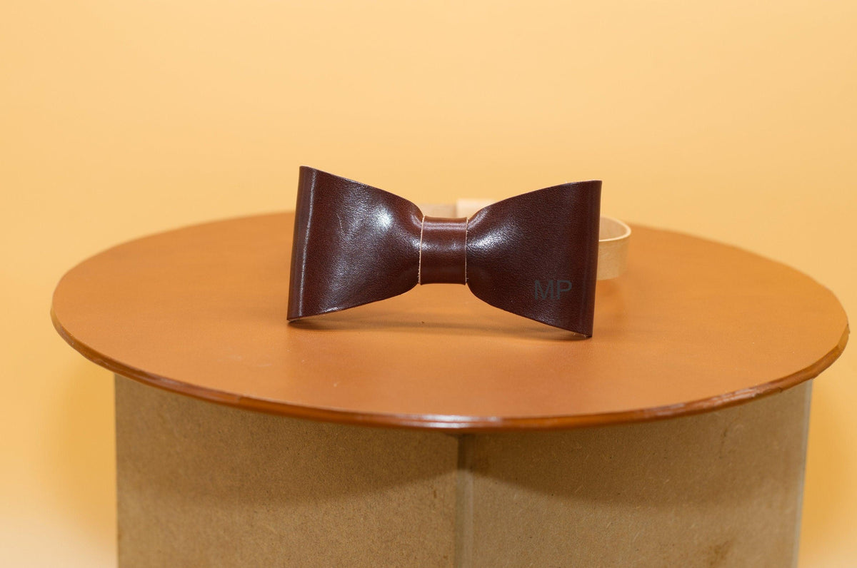 Lederfliege mit Gravur – Handgefertigtes Hochzeits-Accessoire aus echtem Leder
